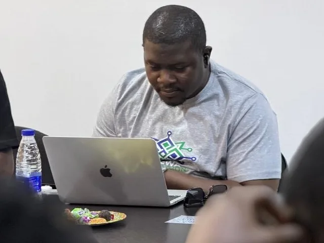 Junior tesztelő önállóan dolgozik a laptopján egy tesztfeladaton