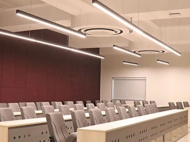 Modern oktatóterem, ahol a képzés elméleti alapjait tanítjuk